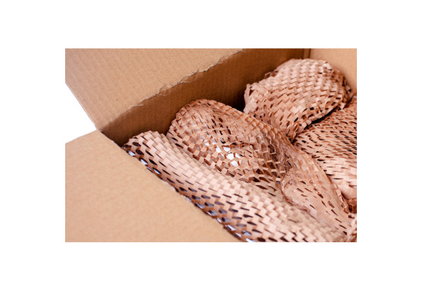 Jak prawidłowo zabezpieczyć przesyłkę przed uszkodzeniem? – poradnik o wypełniaczach, taśmach i foliach stretch